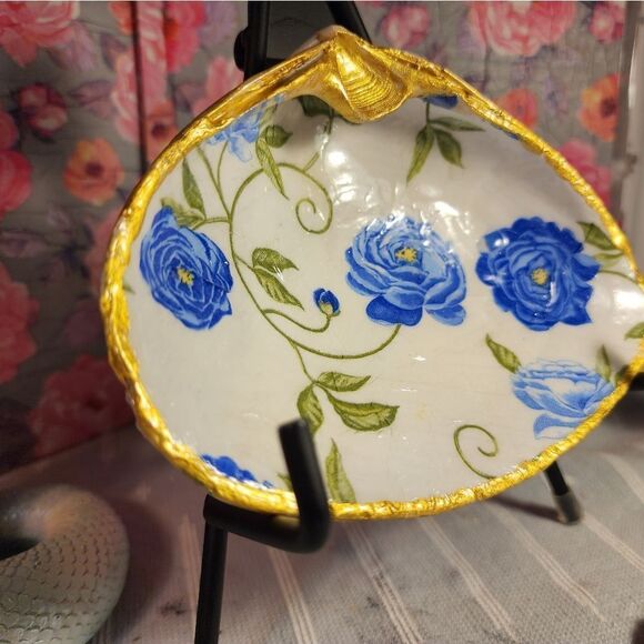 DECOUPAGE CLAM SHELL DECOUPAGE BLUE FLOWERS ON A CLAM SHELL TRINKET DISH - Picture 2 of 12